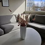 Familievennlig Bolig Med Fine Utearealer Nyaraló *