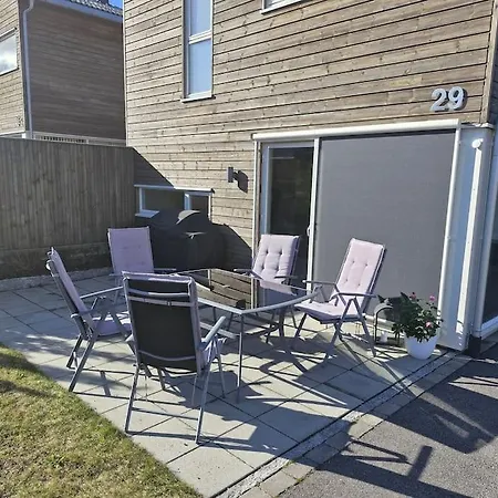 Familievennlig Bolig Med Fine Utearealer 산데피요르드