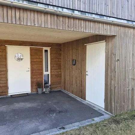 Familievennlig Bolig Med Fine Utearealer