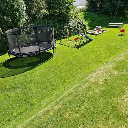 Familievennlig Bolig Med Fine Utearealer Tatil Evi