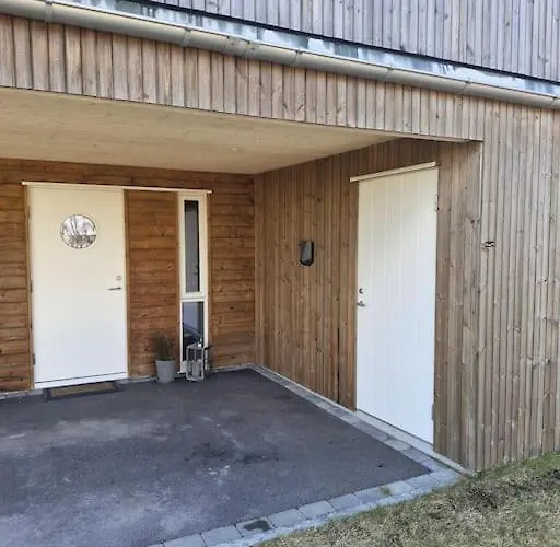 Familievennlig Bolig Med Fine Utearealer
