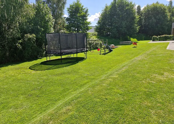 Familievennlig Bolig Med Fine Utearealer 度假居