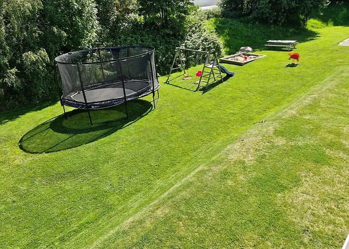 Familievennlig Bolig Med Fine Utearealer 度假居